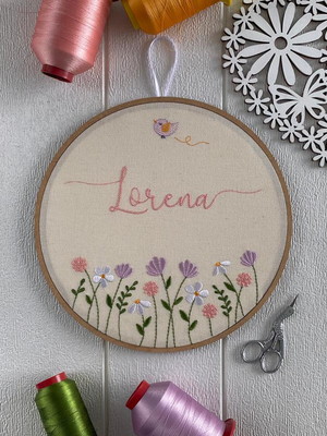 Porta de maternidade menina bastidor bordado floral jardim