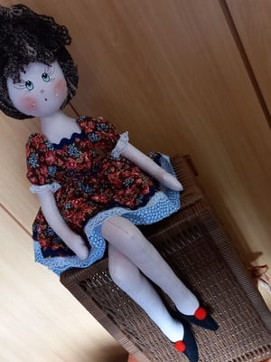 Boneca decorativa sentada