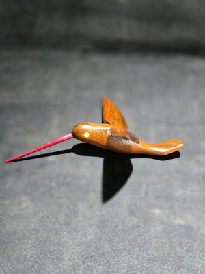 Beija-flor cauda inclinada escuro 16,5cm de largura.