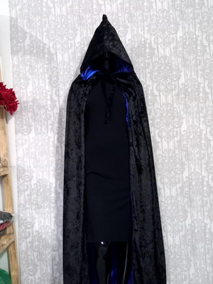 Capa medieval preto luxuoso com capuz azul e preto