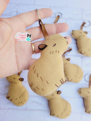 Chaveiros de capivara em feltro