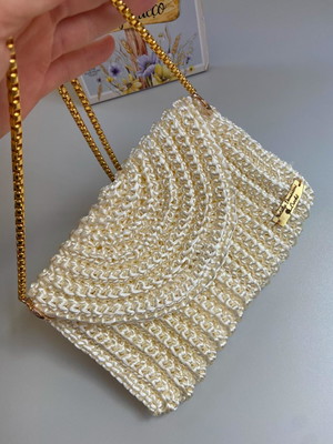 Bolsa em fio de seda com aba