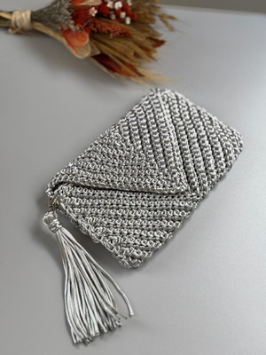 Bolsa carteira de crochê em fio de seda com aba