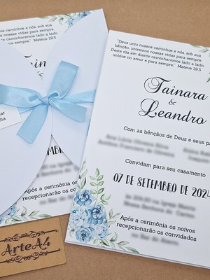 Convite de casamento floral azul e branco