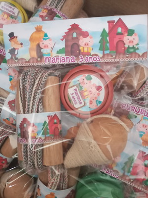 Kit pião, corda, ioiô 3 porquinhos