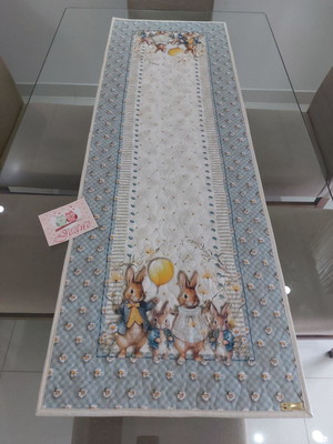Trilho de mesa família coelhos