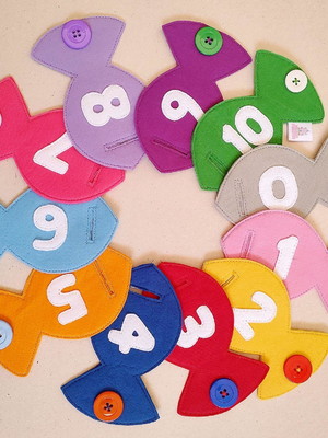 Peixes coloridos com números para montar sequência.