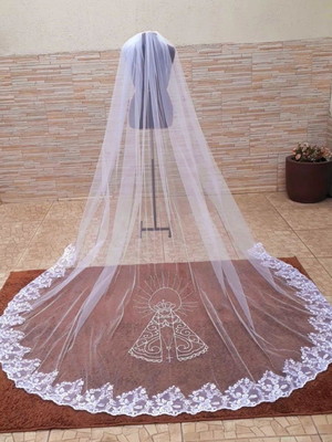 Véu de noiva com bordado de nossa senhora