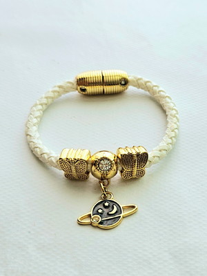 Pulseira feminina fio branco com pingente planeta ouro