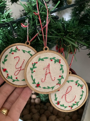 Enfeite de natal com a inicial bordada kit com 4