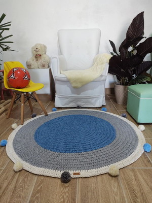 Tapete redondo com pompons