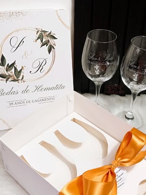 Kit presente - caixa kraft + 2 taças para vinho