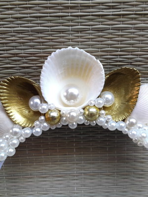 Tiara de sereia dourada e branca conchas e pérolas segredos