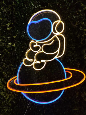 Placa led neon de astronauta medindo 60cm