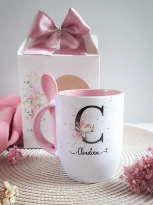Canecas personalizadas com colher e letra alfabético