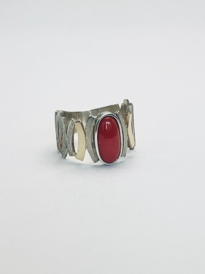 Anel prata 950 pedra natural de coral com filete de ouro 18k