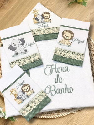 Toalha de banho com capuz bordada + 3 fraldas de boca safari