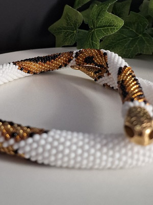 Colar branco e dourado
