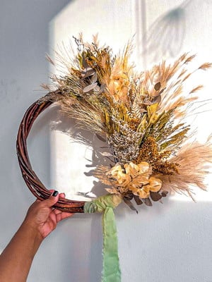 Guirlanda rústica boho com flores desidratadas