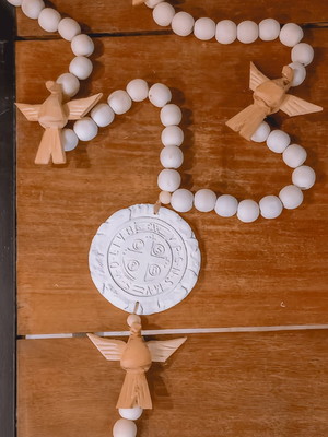 Terço decorativo divino e são bento