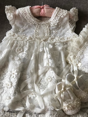 Vestido de batizado em renda com touca e sapatinhos 1 ano