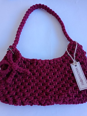 Bolsa hobo em macramê bordô