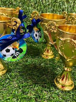 Troféu dourado com tag personalizada