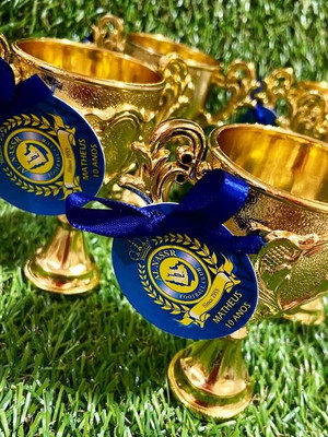 Troféu dourado com tag personalizada