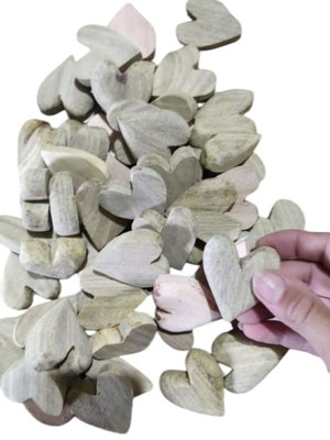 Kit com 6 corações em madeira maciça, medindo 4 cm