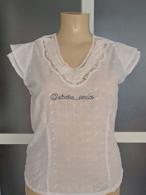 Blusa em cambraia com renda renascença