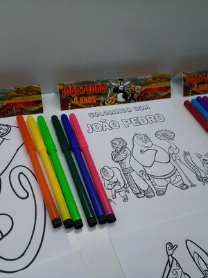 Kit de desenhos para colorir com 6 canetinhas kung fu panda