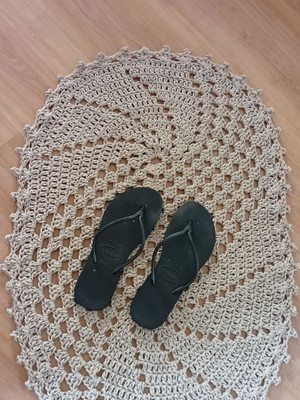 1 tapete oval bege ? ideal para banheiros pequenos