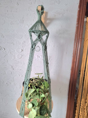 Suporte para plantas em macramê