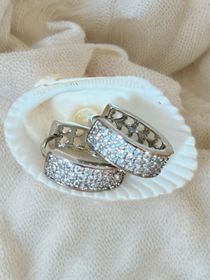 Brinco prateado de strass