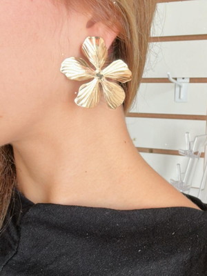 Brinco flor dourado