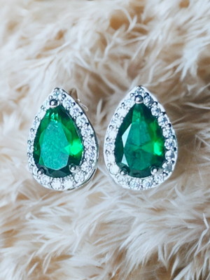 Brinco de strass com gota verde