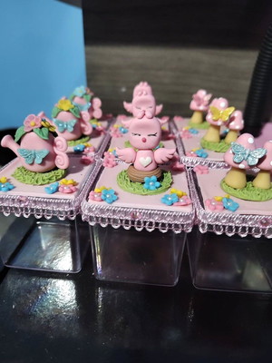 Lembrancinhas em biscuit caixa personalizada