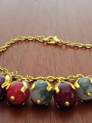 Pulseira dourada e pedras naturais coloridas