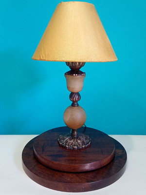 Antiga e delicada luminária de mesa em bronze e alabastro