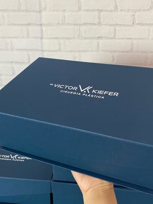 Caixa cartonada personalizada com fechamento em imã - média