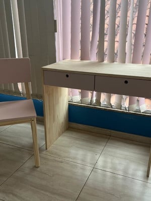 Escrivaninha com duas gavetas + cadeirinha