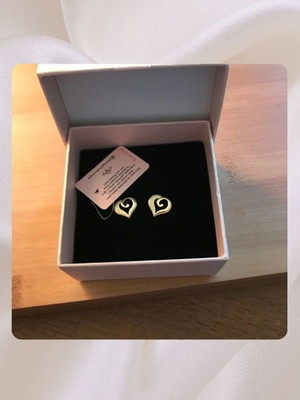 Brinco pequeno de coração folheado a ouro 18k