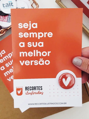 Cartão a6 com bottons 2,5cm