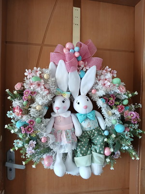 Guirlanda de casal de coelhos mais flores e ovos