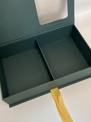 Caixa cartonada para padrinhos com visor lateral