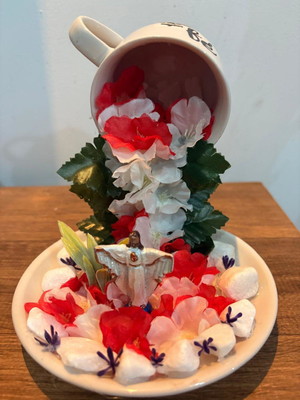 Xícara decorada cascata de flores