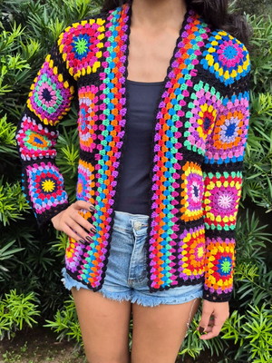 Blusa colorida de crochê casaco square