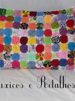 Capa de travesseiro de fuxicos artesanal 65cm x 45cm
