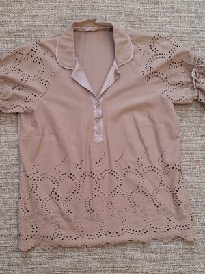 Blusa de cambraia com bordado na manga e barra cor chocolate