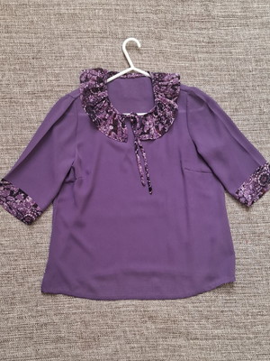 Blusa de mussoline roxa com babado na gola